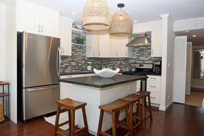 Microwave, oven, stovetop, dishwasher - Stylish Newport Coastal Retreat - 5 Minute Walk to Beach, Dining & Shopping (Newport Beach)