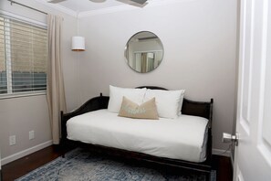 3 bedrooms, iron/ironing board, WiFi, bed sheets - Stylish Newport Coastal Retreat - 5 Minute Walk to Beach, Dining & Shopping (Newport Beach)