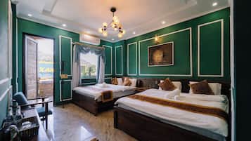 Quarto quádruplo panorâmico, várias camas, vista para a montanha | Escrivaninha, espaço de trabalho para notebook, Wi-Fi de cortesia