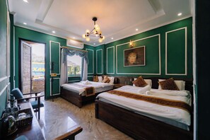 Quarto quádruplo panorâmico, várias camas, vista para a montanha | Roupas de cama premium, edredons de pluma, frigobar, escrivaninha