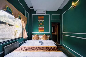 Escritorio, espacio para trabajar con laptop y wifi gratis 