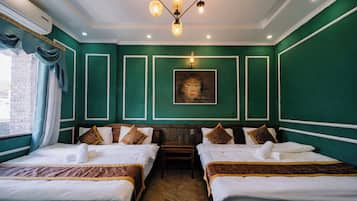 Quarto quádruplo panorâmico, várias camas, vista para a montanha | Escrivaninha, espaço de trabalho para notebook, Wi-Fi de cortesia