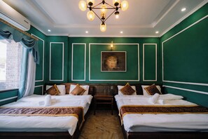 Quarto quádruplo panorâmico, várias camas, vista para a montanha | Roupas de cama premium, edredons de pluma, frigobar, escrivaninha