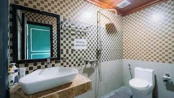 Dusj, dusjhode med hydromassaje, toalettartikler (inkludert) og hårføner