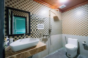 Shower, hydromassage showerhead, free toiletries, hair dryer - Ma Pi Leng Luxury Hotel Ha Giang (Dong Van)