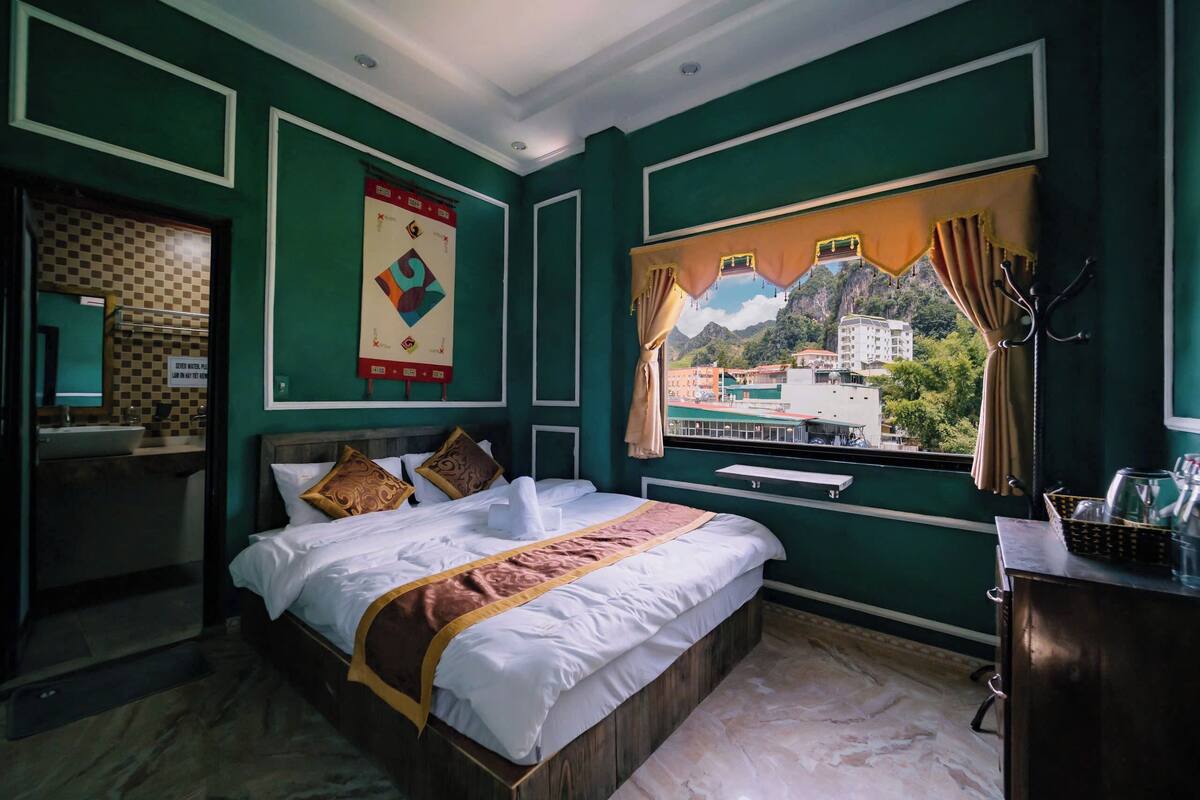 Chambre luxueuse double, 1 très grand lit, vue sur la montagne | Literie de qualité, couette en duvet