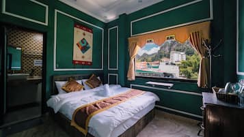 Quarto casal superluxo, 1 cama King, vista para a montanha | Escrivaninha, espaço de trabalho para notebook, Wi-Fi de cortesia