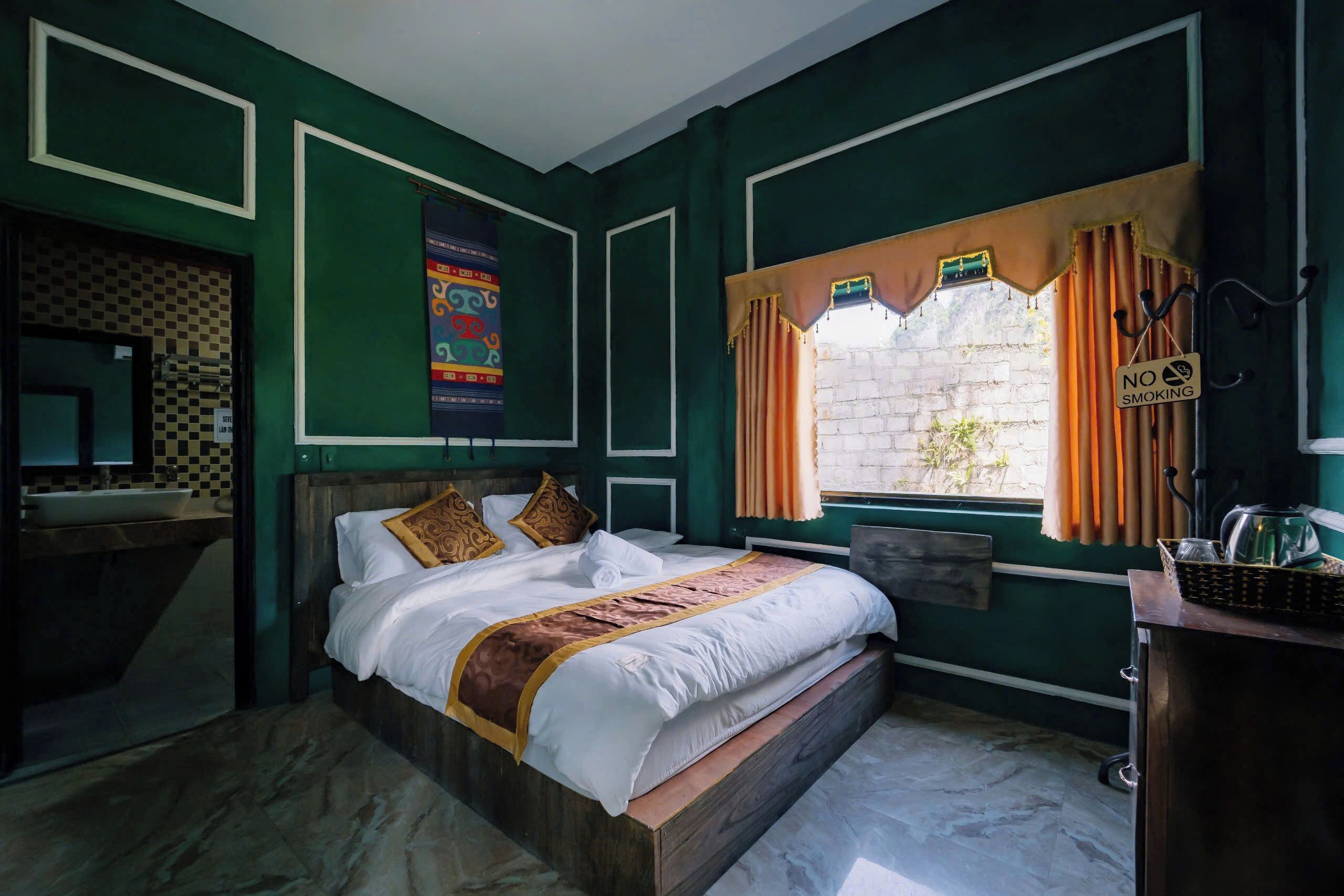 Quarto casal standard, 1 cama King | Roupas de cama premium, edredons de pluma, frigobar, escrivaninha