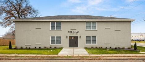 Ein zweistöckiges Gebäude namens "The Silo" in der E. Tyler Straße 300.