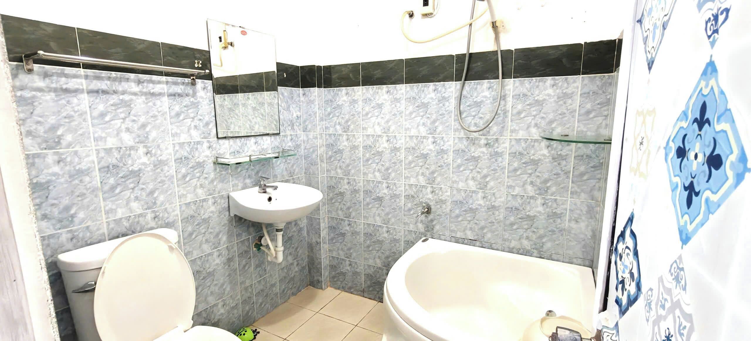A bathroom with a toilet, sink, and bathtub.