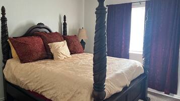 Tabla de planchar con plancha, wifi, ropa de cama