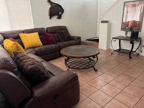 Una televisión, una mesa de tenis de mesa