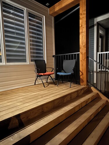 Slice of Heaven!  Brand New 3 bdrm Dup. Near Stampede, Spruce Meadows :Sleeps  8