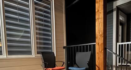 Slice of Heaven! Brand New 3 bdrm Dup. Near Stampede, Spruce Meadows :Sleeps 8