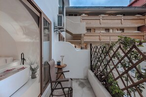 Quarto casal sênior, vista para o jardim | Terraço/pátio