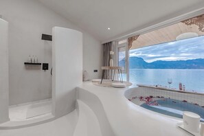 Romantic Double Room, Lake View | Meja, ruang kerja komputer riba, langsir/tirai gelap terus, kalis bunyi 