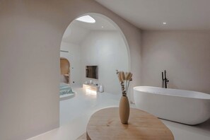 Quarto casal superior, vista para o lago | Banheiro | Produtos de toalete grátis, secador de cabelo, roupões de banho 