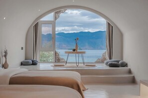 Desk, laptop workspace, blackout curtains, soundproofing - Sky of September Lugu Lake Hotel (Lijiang)