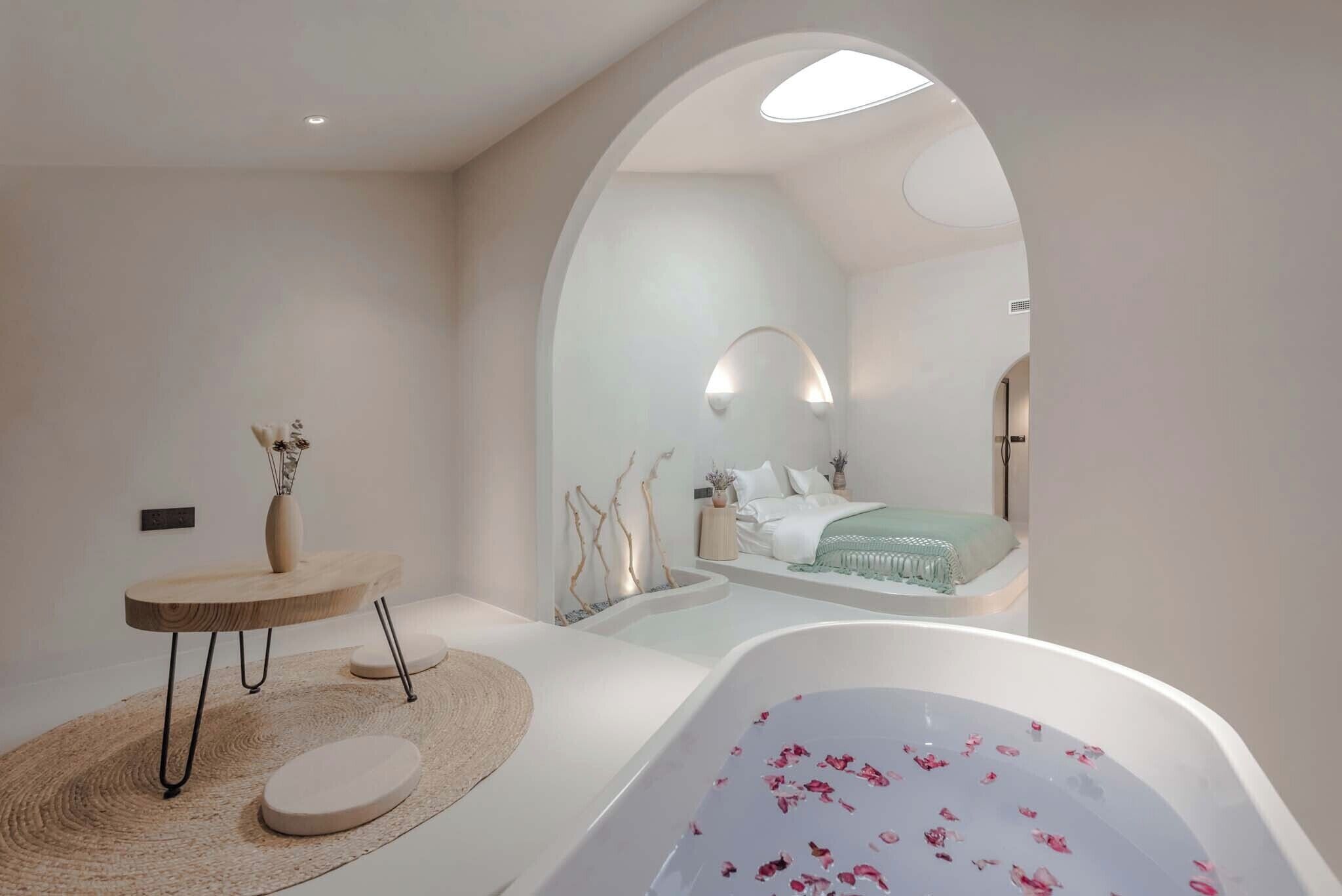 Superior Double Room, Lake View | Bathroom | Free toiletries, hair dryer, bathrobes, slippers
