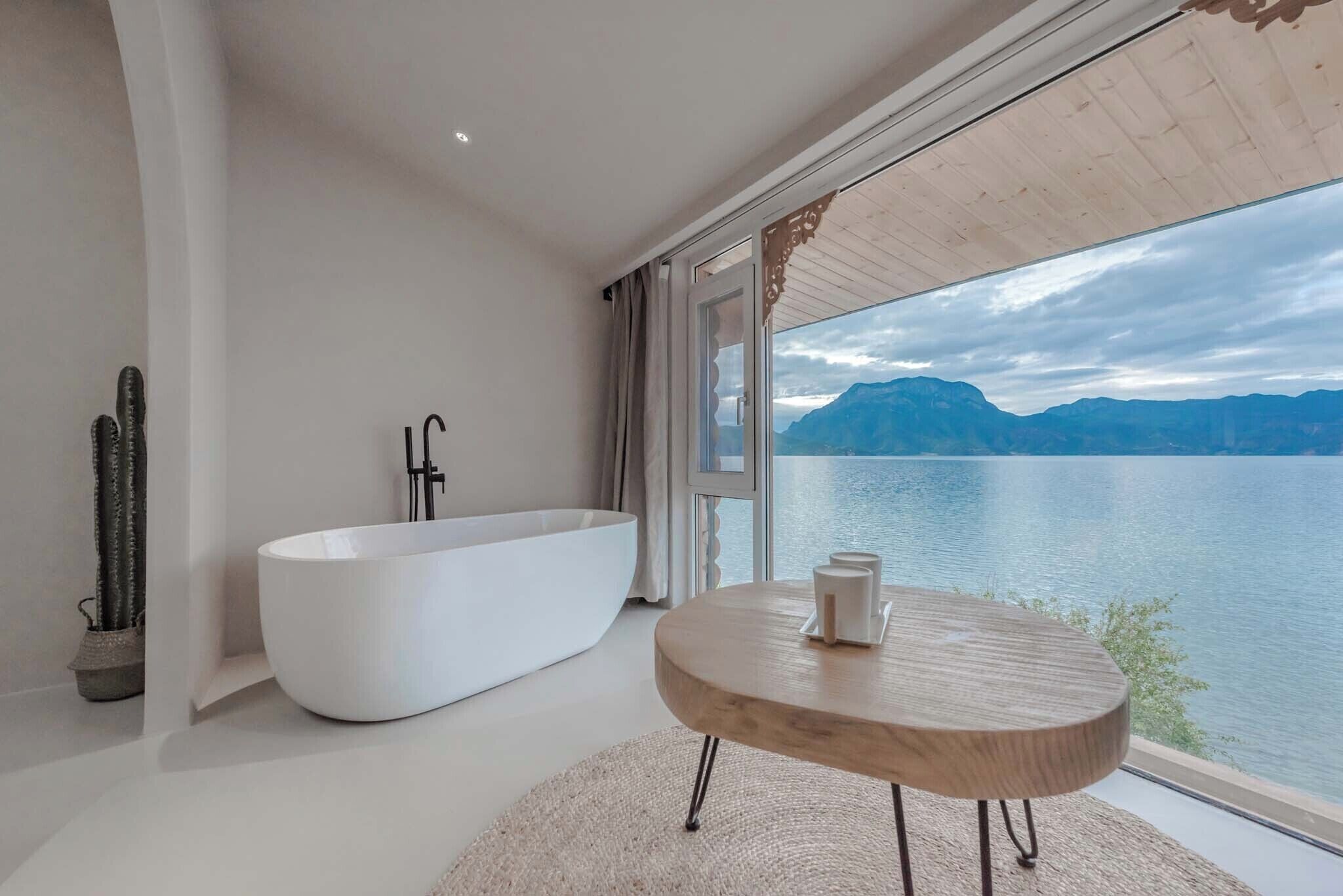 Superior-Doppelzimmer, Seeblick | Schreibtisch, laptopgeeigneter Arbeitsplatz, Verdunkelungsvorhänge