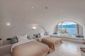 Signature-Zweibettzimmer, Seeblick | Schreibtisch, laptopgeeigneter Arbeitsplatz, Verdunkelungsvorhänge