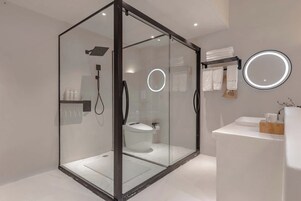 Habitación sénior doble, vistas al jardín | Baño | Artículos de higiene personal gratuitos, secador de pelo y albornoces