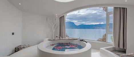 Classic Double Room, Lake View | Desk, laptop workspace, blackout drapes, soundproofing