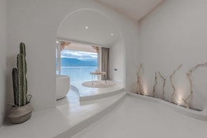 Habitación doble superior, vista al lago | Escritorio, espacio para trabajar con laptop y cortinas blackout 