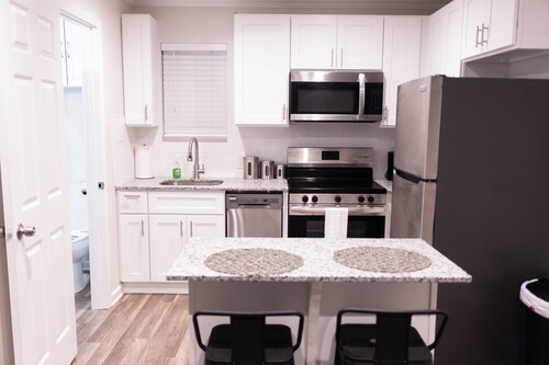 Apt 8 - Studio Apartment - DN Stairs