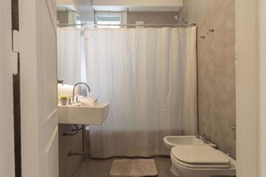 Bathroom - 3 Bd 2 Ba with Balcony in Recoleta (Buenos Aires)