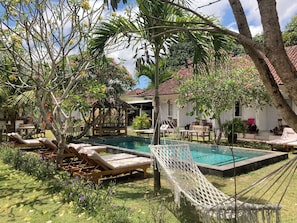 Una piscina al aire libre