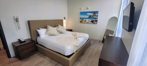 Iron/ironing board, WiFi, bed sheets - Luxury Condo | Serene Balcony View (Hollywood)