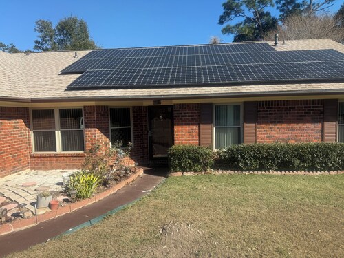 Perfect 4-bedroom house with a Heated Pool in a nice Pensacola neighborhood