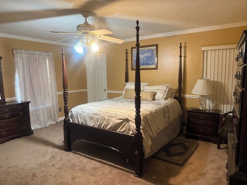 Perfect 4-bedroom house with a Heated Pool in a nice Pensacola neighborhood