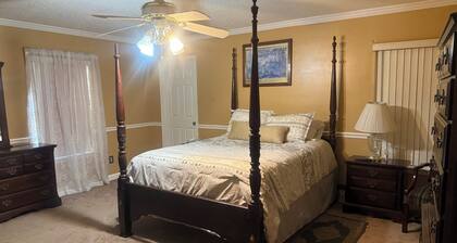 Perfect 4-bedroom house with a Heated Pool in a nice Pensacola neighborhood