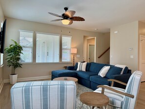 Living area - Beautiful 4-bedroom house in quiet neighborhood in Ewa Beach! (Ewa Beach)