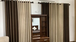 Ein Zimmer mit einem Holznähewaschbecken, einem Stuhl und einem kleinen Hocker.
