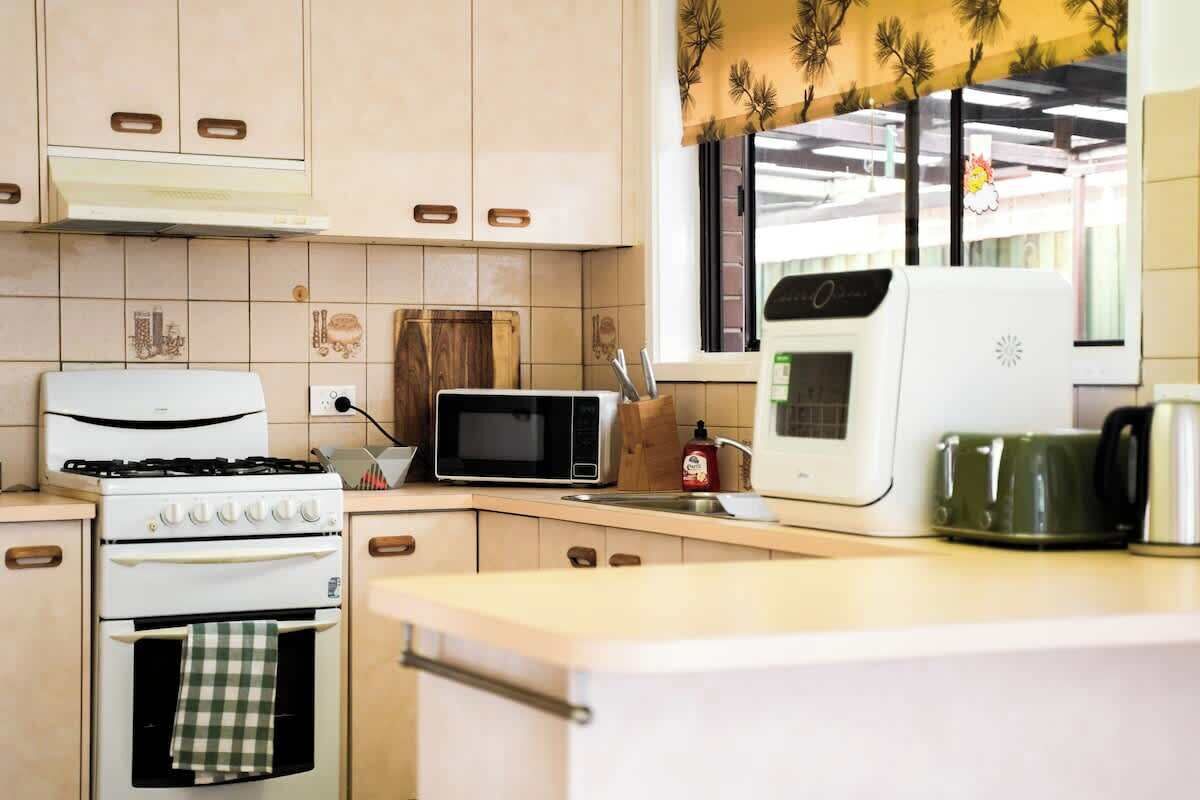 Fridge, oven, stovetop, dishwasher