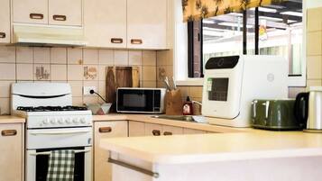 Fridge, oven, stovetop, dishwasher