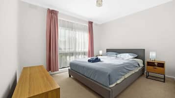 3 bedrooms, iron/ironing board, WiFi, bed sheets