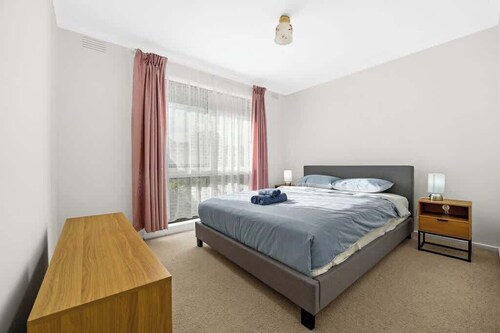 Prime Location 3BR Family Home 3-Min Walk to Shops