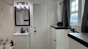 Secador de pelo, toallas, jabón, papel higiénico