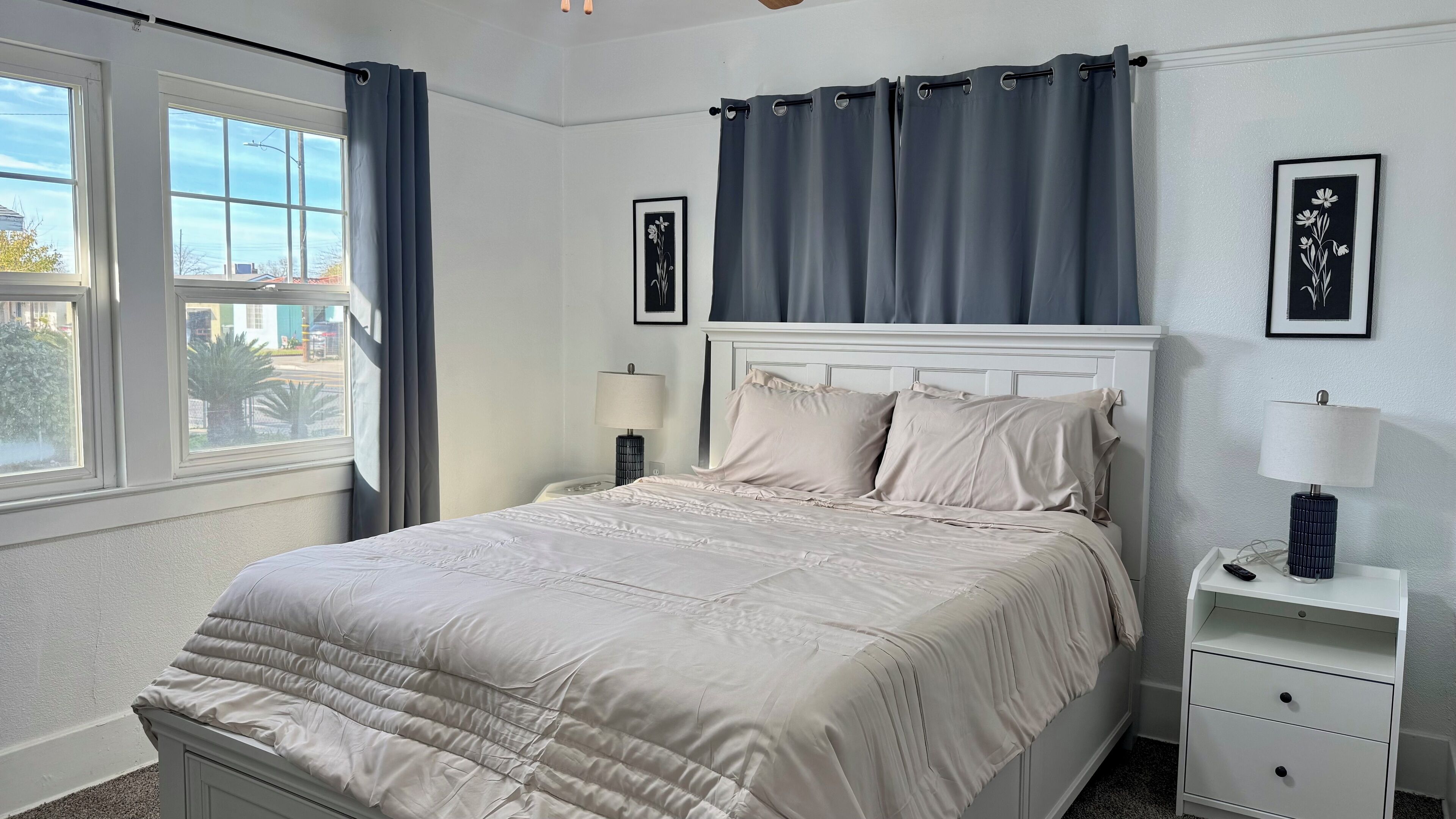 Tabla de planchar con plancha, wifi, ropa de cama