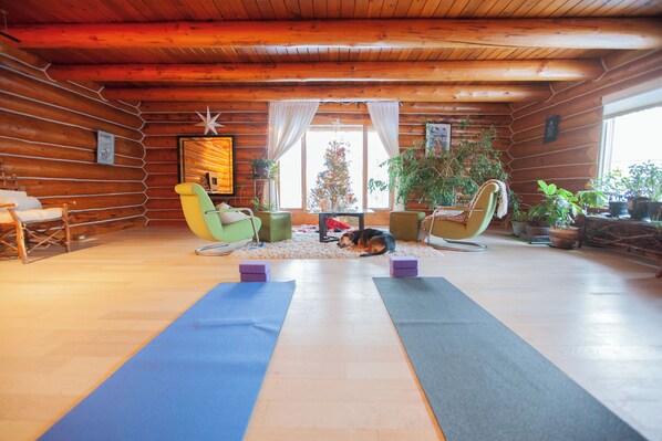 Interior - A Beautiful Country Log Home in Strathcona County, Alberta, close to Edmonton. (Ardrossan)