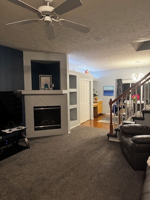 Smart TV - Spacious 4-bedroom house in  SW Omaha. Hot Tub on patio. Massage Chair in LvRm. (Omaha)