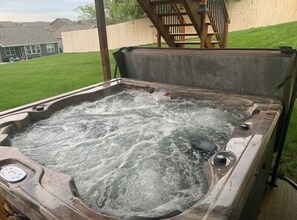 Outdoor spa tub - Spacious 4-bedroom house in SW Omaha. Hot Tub on patio. Massage Chair in LvRm. (Omaha)