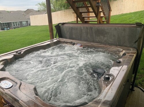 Spacious 4-bedroom house in  SW Omaha. Hot Tub on patio. Massage Chair in LvRm.
