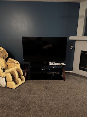 Smart TV - Spacious 4-bedroom house in  SW Omaha. Hot Tub on patio. Massage Chair in LvRm. (Omaha)