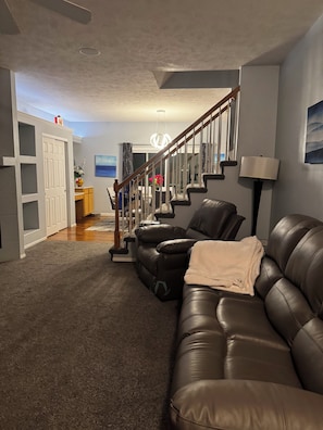 Smart TV - Spacious 4-bedroom house in  SW Omaha. Hot Tub on patio. Massage Chair in LvRm. (Omaha)