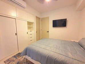 Cortinas blackout, tabla de planchar con plancha y wifi gratis 